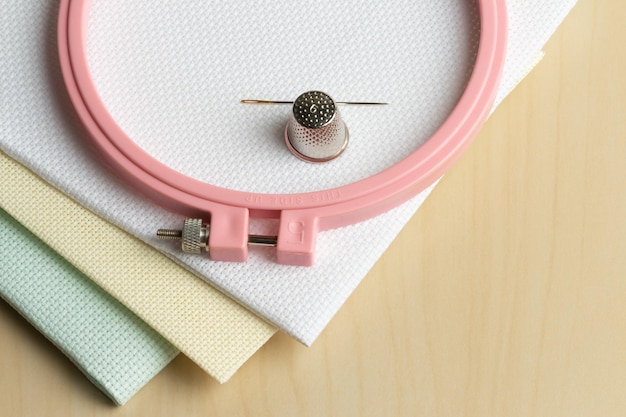 Kadr z haftem w drewnianej tamburze